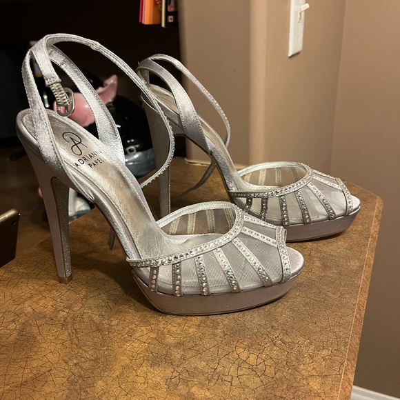 Adrianna Papell size 8.5 heels silver with rhinestones - Picture 2 of 3